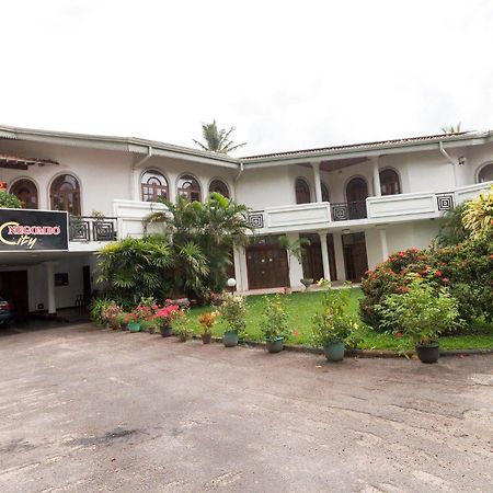 Zen Rooms Modern City Inn Negombo Buitenkant foto