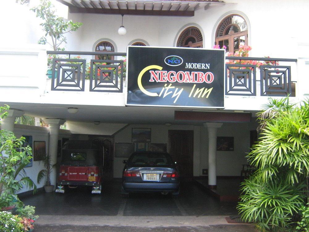 Zen Rooms Modern City Inn Negombo Buitenkant foto