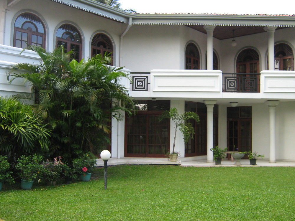 Zen Rooms Modern City Inn Negombo Buitenkant foto