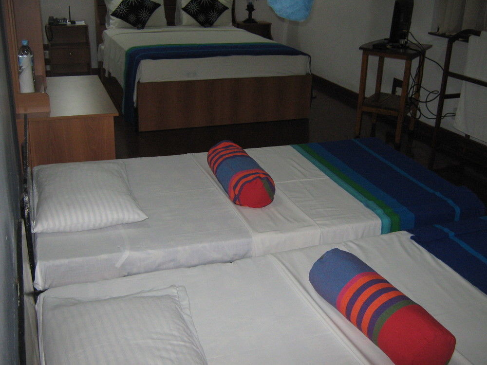 Zen Rooms Modern City Inn Negombo Buitenkant foto