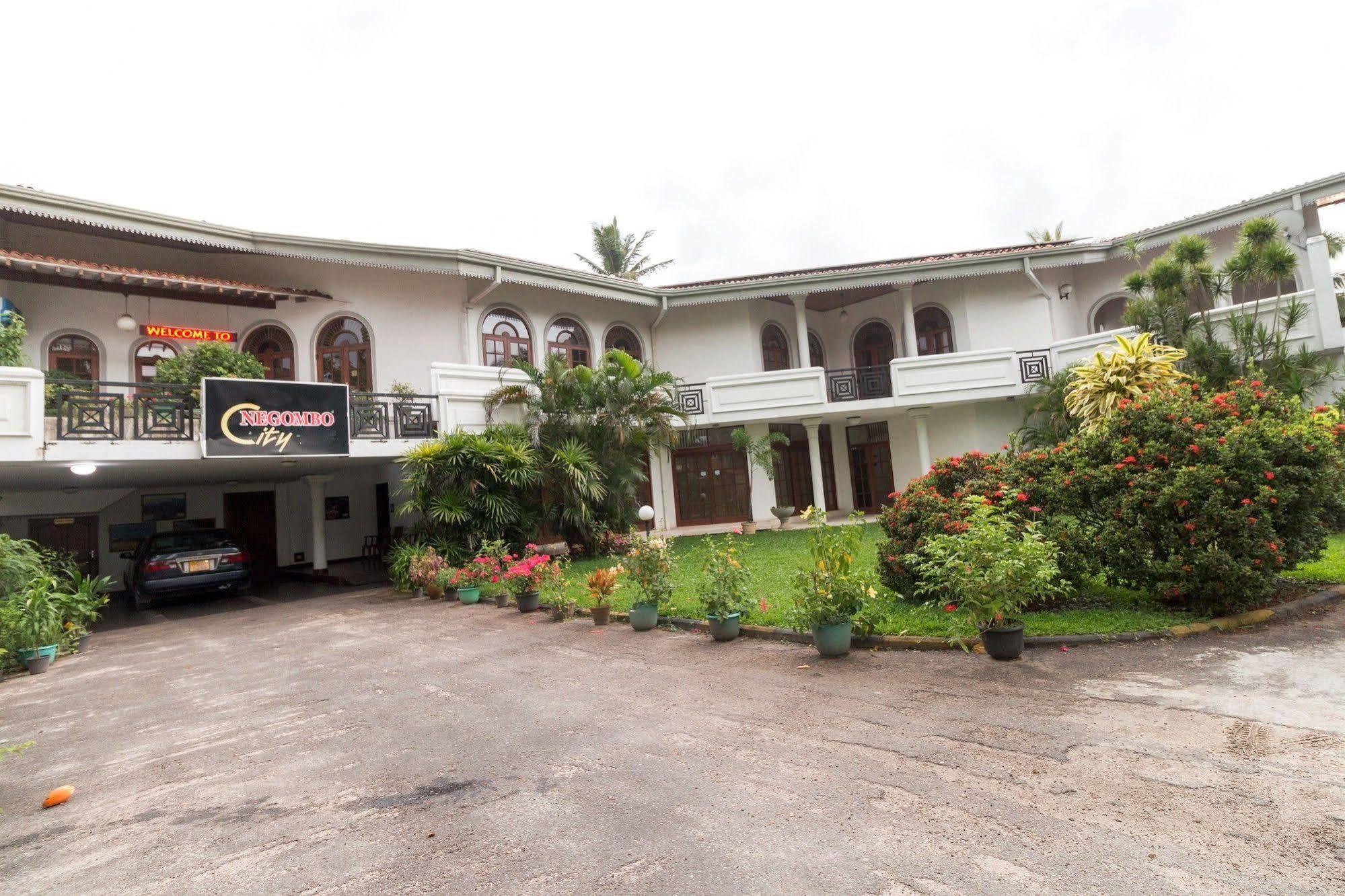 Zen Rooms Modern City Inn Negombo Buitenkant foto
