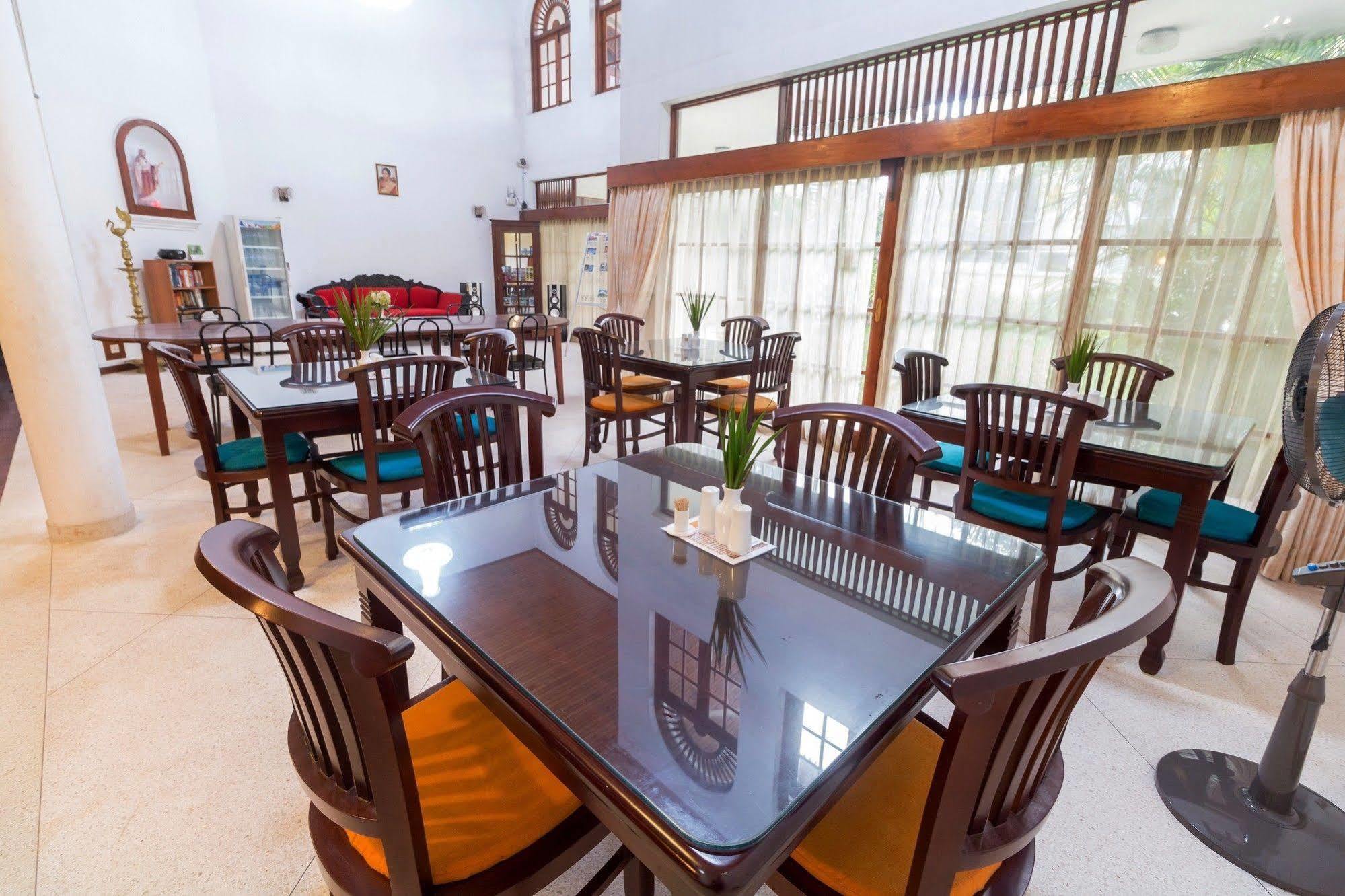Zen Rooms Modern City Inn Negombo Buitenkant foto