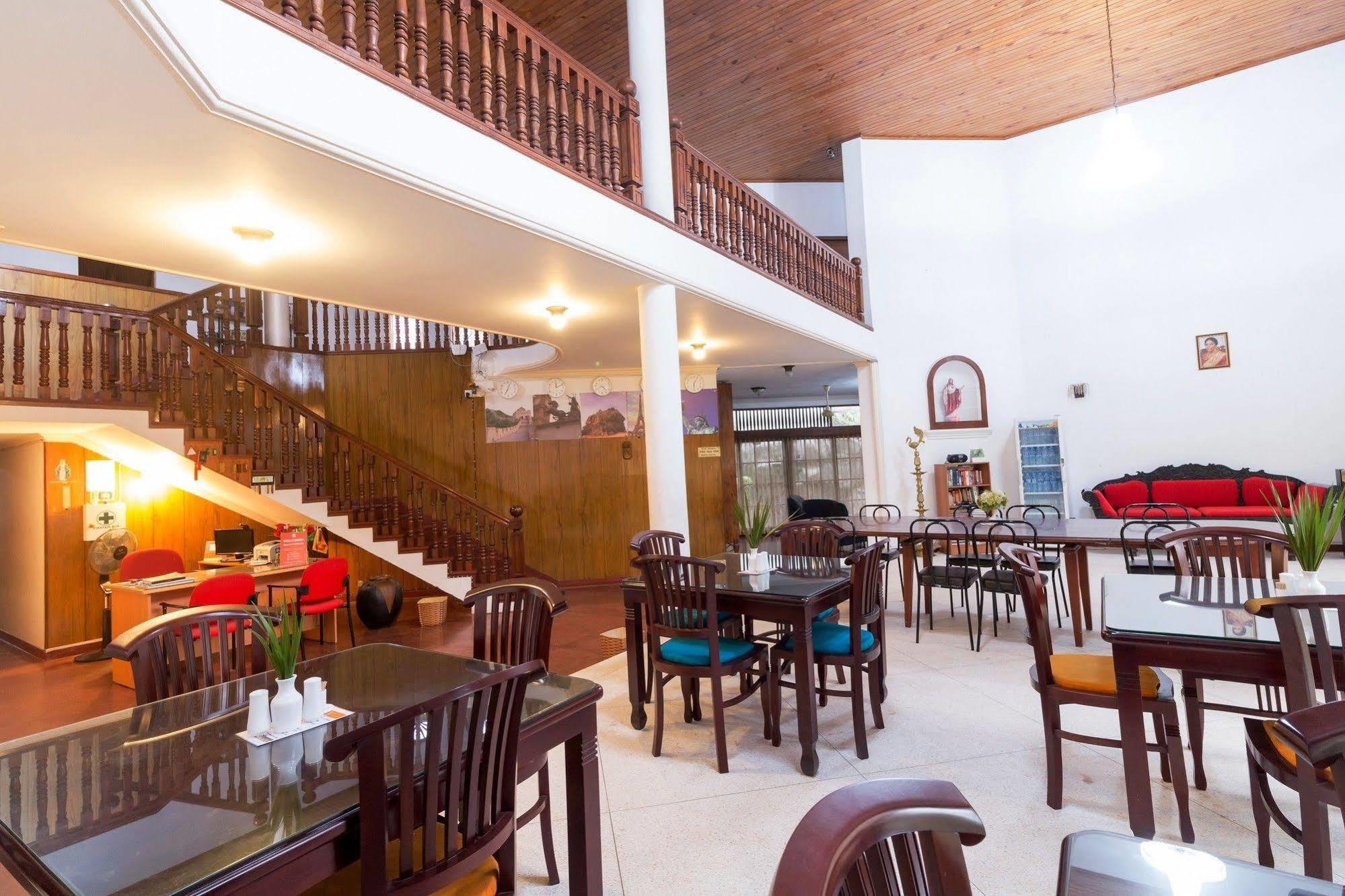 Zen Rooms Modern City Inn Negombo Buitenkant foto