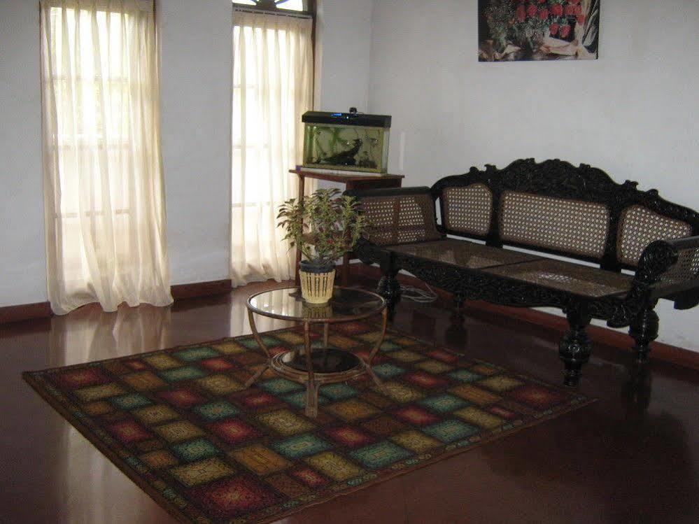 Zen Rooms Modern City Inn Negombo Buitenkant foto